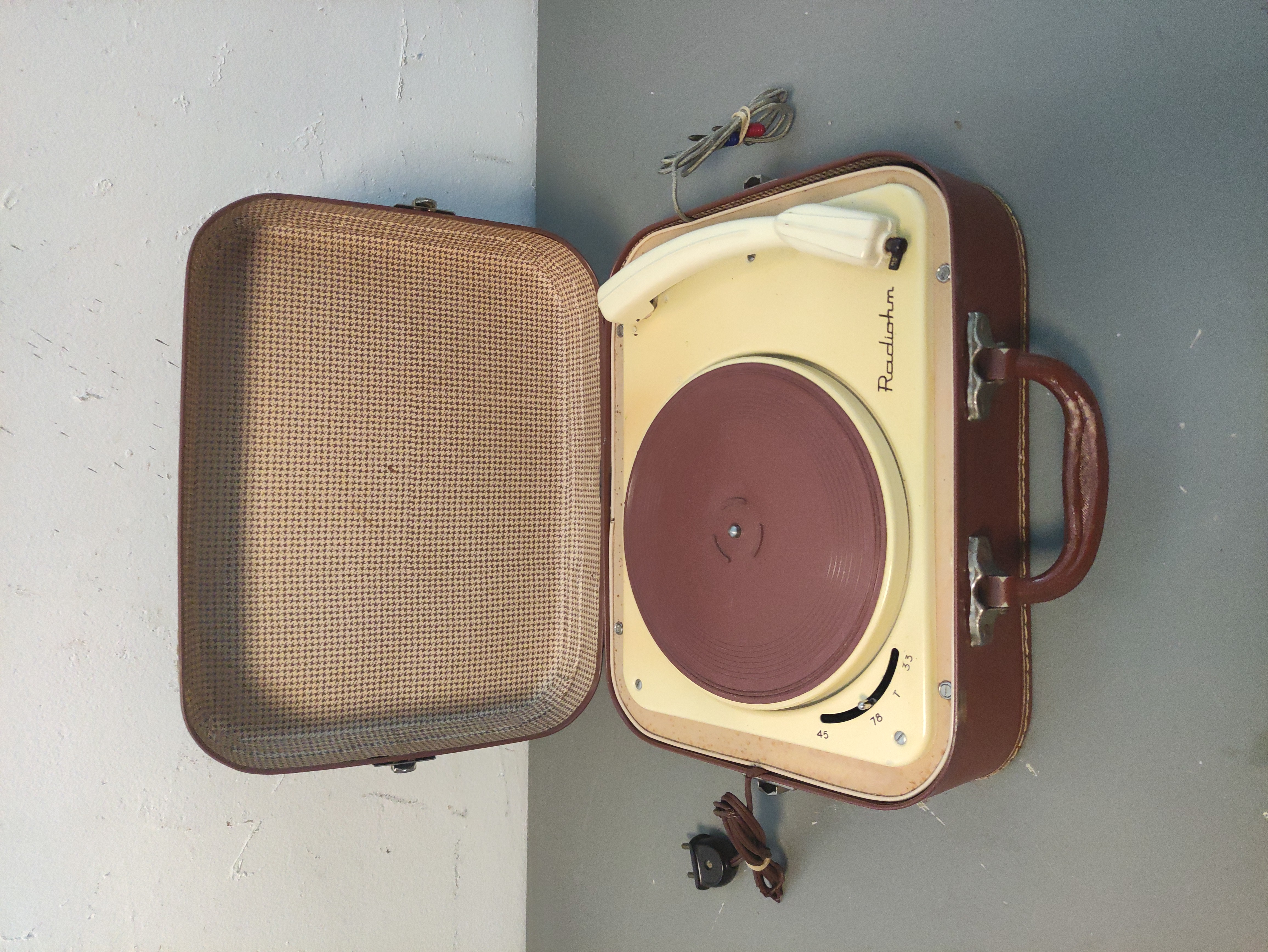 maleta tocadiscos radiohm piel metal 25.5x34x12.5 1u